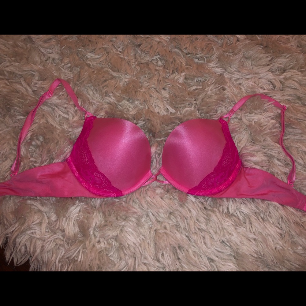 Pink bombshell plunge Victoria’s Secret Bra